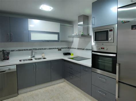 Cocina pequeña pared de color gris suelo de color azul. Cocina en color gris y blanco | Cocinas Murcia