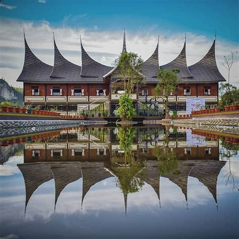 Kerajinan miniatur rumah adat dikerjakan oleh pengrajin dari jogja. Rumah Adat Padang: Arsitektur, Macam-macam, dan Ciri Khas