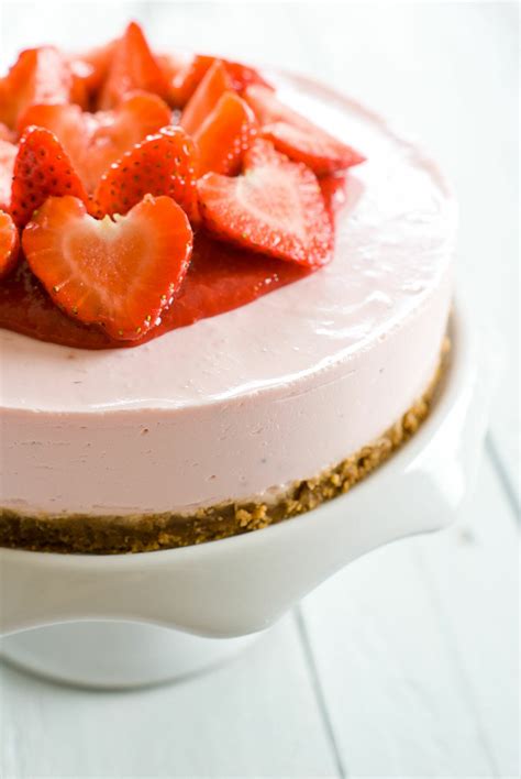 Découvrez notre recette de cheesecake au coulis de fruits rouges facile à préparer en suivant nos 6 étapes. Cheesecake Fraise & Spéculoos - Lilie Bakery