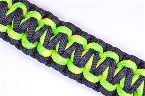 Learn how to tie a simple pipa knot from paracord and you can make different accessories with it. Make the Gorilla Knot Paracord Survival Bracelet - DIY - BoredParacord