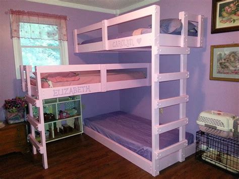 Un'idea molto originale potrebbe essere quella di rendere il letto di sopra chiuso come in una piccola veranda. Camerette per Bambini con 3 Letti: 25 Idee di Arredo ...