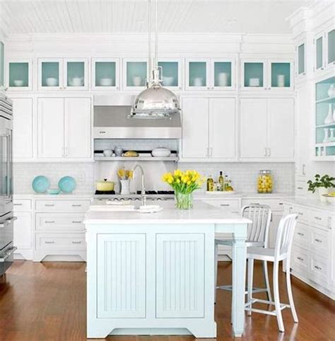 Using black and white behind beach house kitchen ideas, provides a clean, fresh, elegant atmosphere. Kitchen cabinet ideas beach house | Hawk Haven