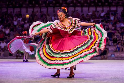 Ballet Folclórico Nacional de México Jalisco Vestidos mexicanos tradicionales Ballet México