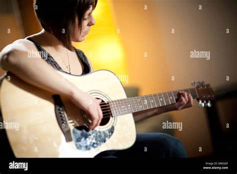 Spielen Instrument Stockfotos Und Bilder Kaufen Alamy