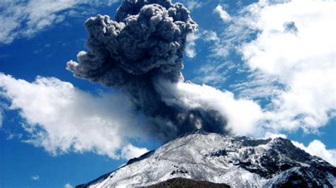 The blast was also heard as far away as cyprus. Volcán Ubinas registró hoy nueva explosión con expulsión ...