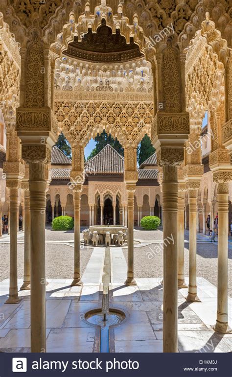 La función de este patio, que era la zona privada de la alhambra, era dar luminosidad y distribuir las estancias. Granada, Alhambra. Patio de los Leones ( Courtyard of the ...
