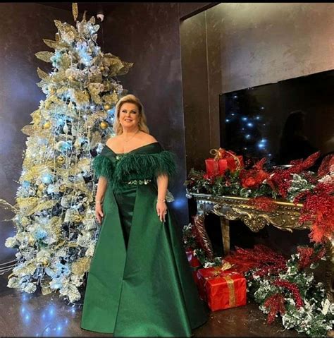 Me të kuqe dhe fjalë të ëmbla Eni Çobani uron Krishtlindjet Tv Klan