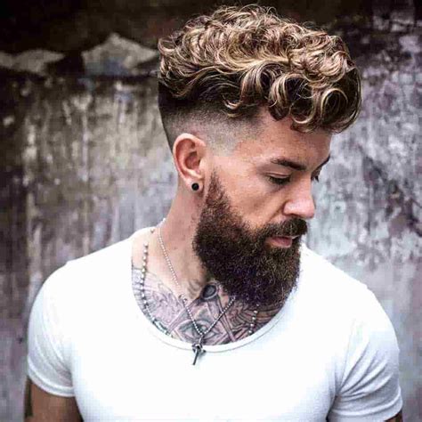 The edgy undercut hairstyle is one of the popular hairstyles from 2014, which gives you an edgy look, as the hair is razored to the top for styling it this haircut is an example of short undercut that features contrasting textures and elegant lines. +19 Undercut Masculino | Lo Mejor Para Este Corte de Pelo
