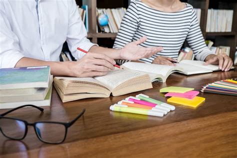 Studenten Of Klasgenoten In De Zitting Van Het Schoolklaslokaal Samen