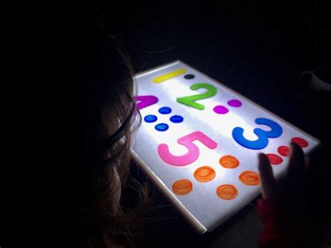 Atividades Com A Mesa De Luz Para Crianças De 0 A 3 Criando Com Apego