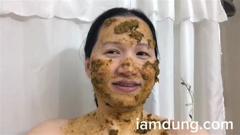 This New Tiktok Influencer Loves Covering Herself In Her Own Poop And