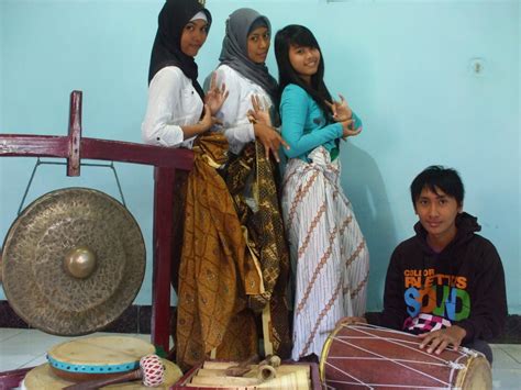 Kordofon adalah golongan alat musik dimana suaranya dihasilkan dari getaran senar yang dibentangkan di antara titiktitik paten.alat musik yang termasuk golongan chordophone memiliki sumber bunyi berupa dawai. Alat-alat Musik Tradisional Sumbawa