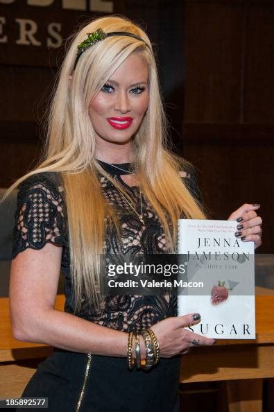 Former Adult Actress Jenna Jameson Signs Copies Of Her New Book Nachrichtenfoto Getty Images
