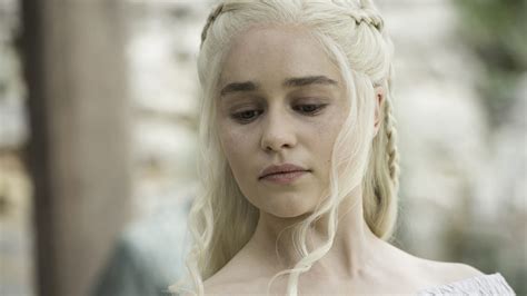 Game Of Thrones Khaleesi Goes Gangster The Mother Of Dragons Flexes
