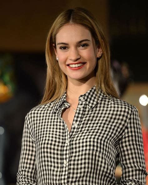 Lily James Scrolller