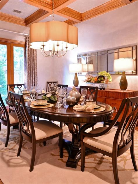 This Dining Room Pairs Traditional Pieces Like The Elegant Oval Dining
