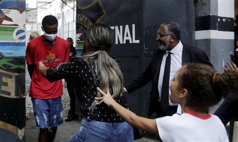 Justi A Manda Soltar Jovem Negro Preso No Jacarezinho Ap S Comprar P O Jornal O Globo