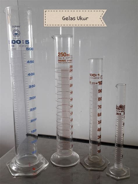 Labu ukur adalah alat gelas dalam laboratorium kimia yang berfungsi dalam pengenceran dan pembuatan larutan kimia. FUNGSI DAN JENIS ALAT GELAS LABORATORIUM ~ JAGAD KIMIA