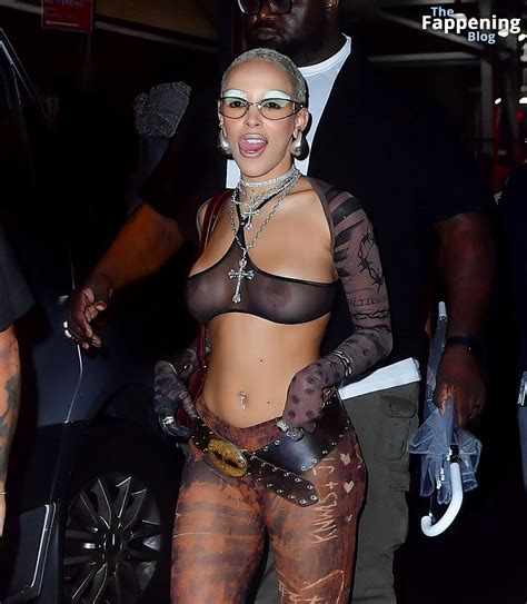 Doja Cat Flashes Her Nude Tits While Partying At Fashion Week In New