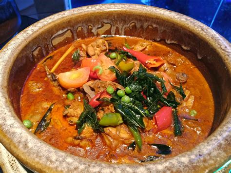 Ayam bisa diolah jadi berbagai menu masakan yang menggugah selera, seperti digoreng atau namun sebelum mulai masak, kamu perlu mengetahui bagaimana cara memasak ayam yang benar. Citarasa Kampung Menggamit di Armada Hotel PJ blog nazlannasir