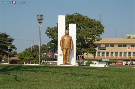 Monumento A Lazaro Cardenas Palacio Mpal Lázaro Cárdenas