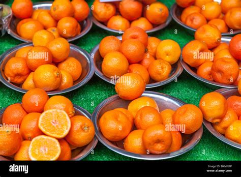 Mandarin Orangesmandarins Citrus Reticulata Stock Photo Alamy