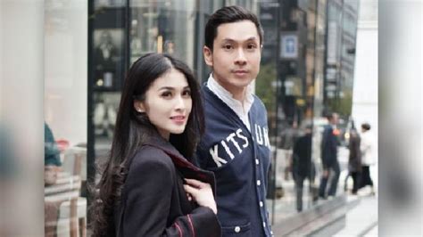 terlihat cuek harvey moeis justru kerap beri perhatian tak biasa ke sandra dewi seleb