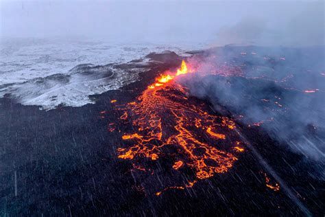 Iceland Volcano Eruption Triggers Toxic Air Warning Abc News
