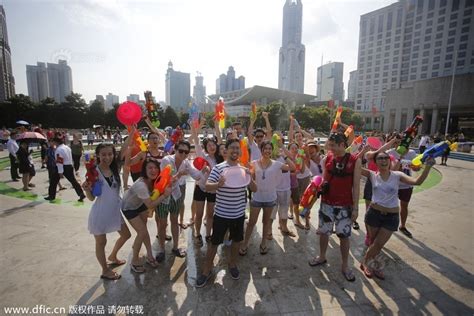 上海办水枪大赛 比基尼美女湿身大战 氧分子网