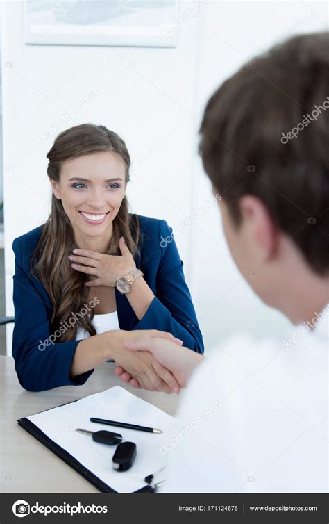 Customer And Sales Manager Shaking Hands — Stock Photo