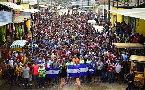 Miles De Hondureños Marchan Por México En Caravana Migrante Hacia Eeuu