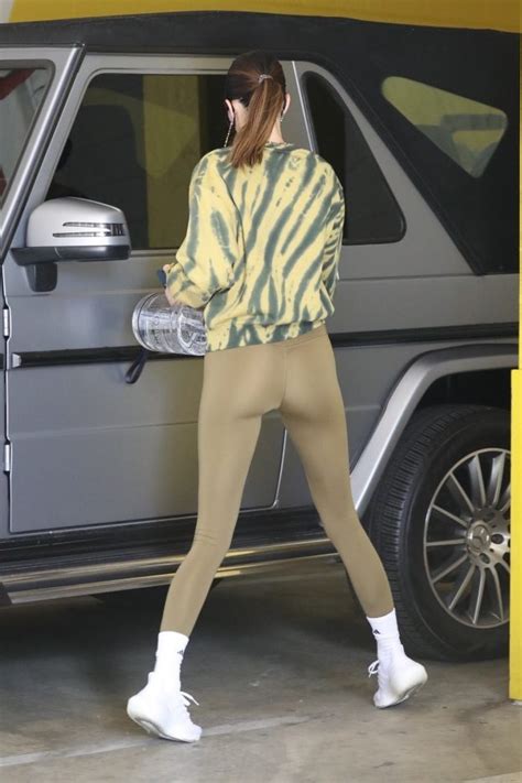 Kendall Jenner Showed Off Significant Cameltoe In Tight Leggings