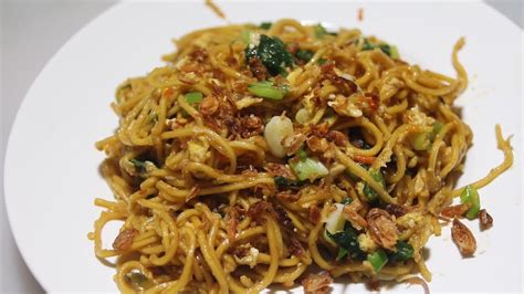 Mie goreng ayam or common mie goreng uses chicken with shallots, garlic, leek, sweet soy sauce, egg, and vegetables typically added as well. Cara Masak Mie Goreng Pedas - YouTube