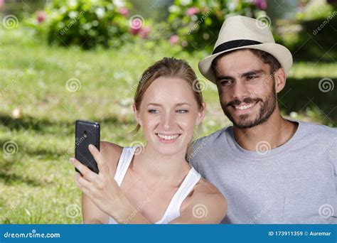 Couples Prenant Le Selfie Dans Le Parc Image Stock Image Du Rire