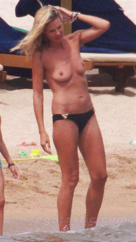 heidi klum showing her tiny tits on beach while sunbathing topless caught by pap porn pictures