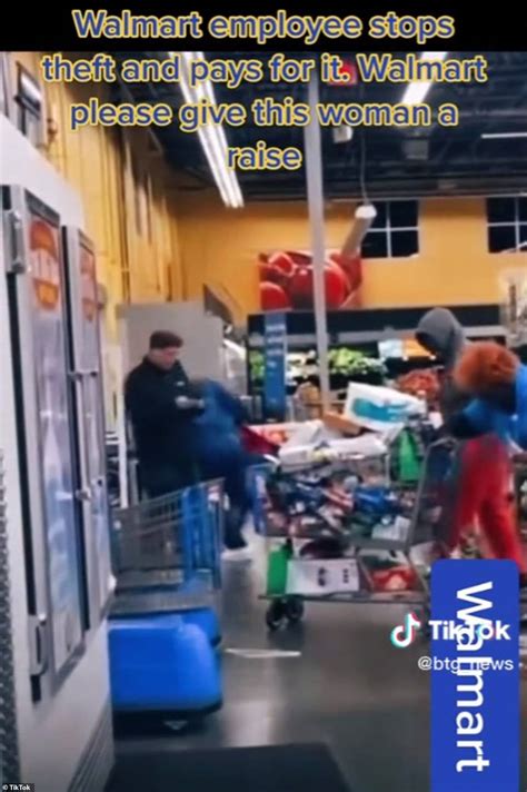 Moment Hero Walmart Worker Stops Thief From Shoplifting And Is Beaten Daily Mail Online