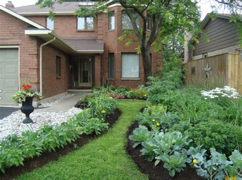 38 Homes That Turned Their Front Lawns Into Beautiful Vegetable Gardens