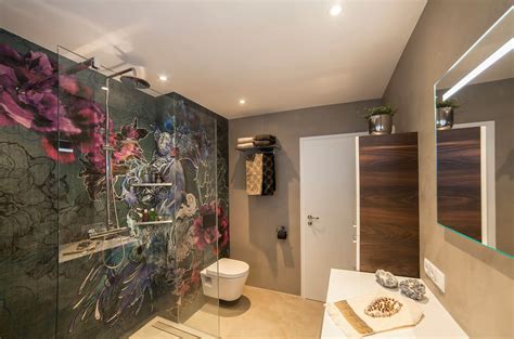Eine badezimmer tapete mit geometrischem muster. Badgestaltung mit Tapeten I Torsten Müller🥇