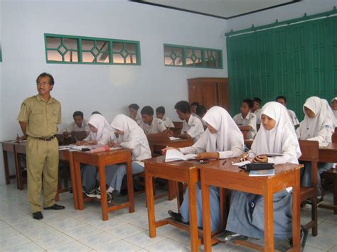 peran guru dan siswa dalam pembelajaran rumus soal