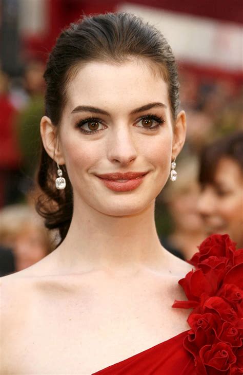Anne Hathaway Tiene La Inspiración En Peinados Fáciles Para La Oficina