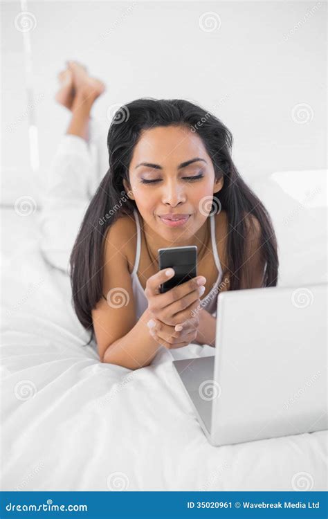 Leuke Natuurlijke Vrouw Die Haar Smartphone Gebruiken Die Op Bed Liggen