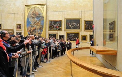 Gente Que Espera En Cola Para Ver La Pintura De Mona Lisa En El Museo