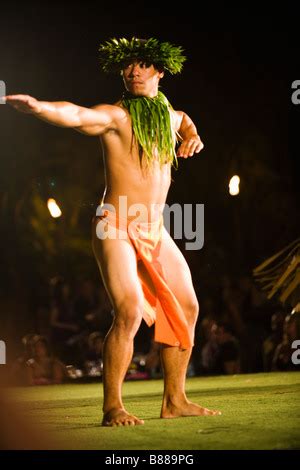 Macho Nativo Hawaiano Tradicional Realizando Fire Dance En Lua Big