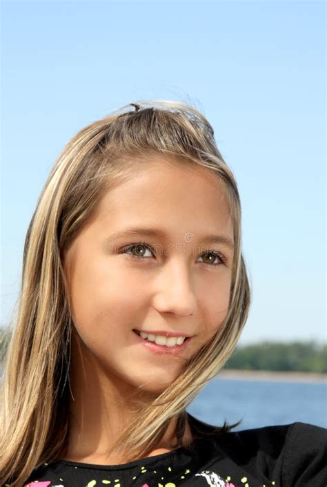 Portret Van Het Mooie Meisje Op Een Strand Stock Afbeelding Image Of Openlucht Blond 12398227