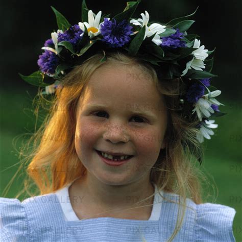 Snart midsommar buketteriet lär oss att göra snyggaste kransen. Bild på Flicka med midsommarkrans (SLMWLM): Rights-Managed ...