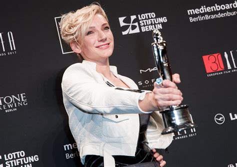 Alexandra arról is mesél barabás évának, hogy miért élt egy fedél alatt csuja imrével, a. Oscar 2018: kiderült, ki tervezte Borbély Alexandra ruháját