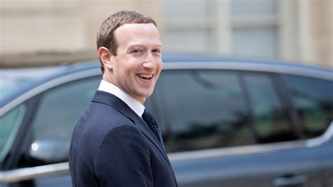 El ceo de facebook, mark zuckerberg, llegó al tercer lugar del listado de los empresarios más ricos del mundo con una fortuna avaluada en us$ 81,600 millones, según estimaciones de bloomberg. Zuckerberg suma a su fortuna más de 4 mil mdd gracias a ...