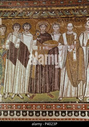 L Imperatore Giustiniano E La Sua Corte Mosaico San Vitale Chiesa Ravenna Italia Foto Stock Alamy