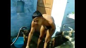 renflement de garçon indien pendant le bain XVIDEOS