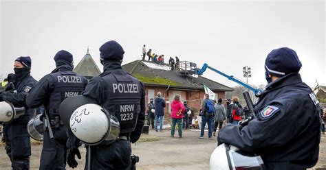 Aktivisten wollen leer stehende Dörfer in Erkelenz mit Flüchtlingen belegen